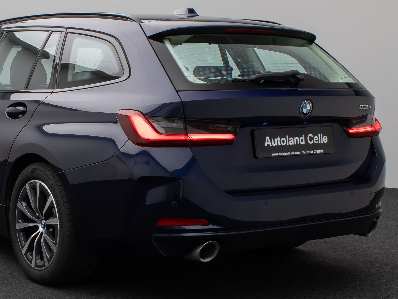 Fahrzeugabbildung BMW 330e Individual DAB HiFi Fernlichtassist PDC LED