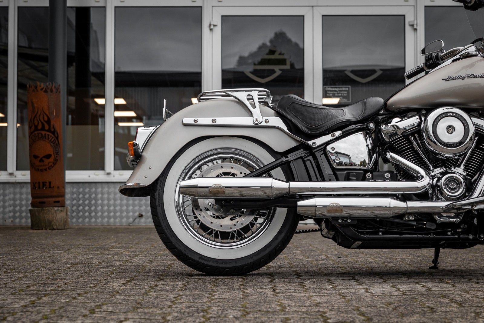 Fahrzeugabbildung Harley-Davidson SOFTAIL DELUXE FLDE - JEKILL & HYDE - NEUWERTIG