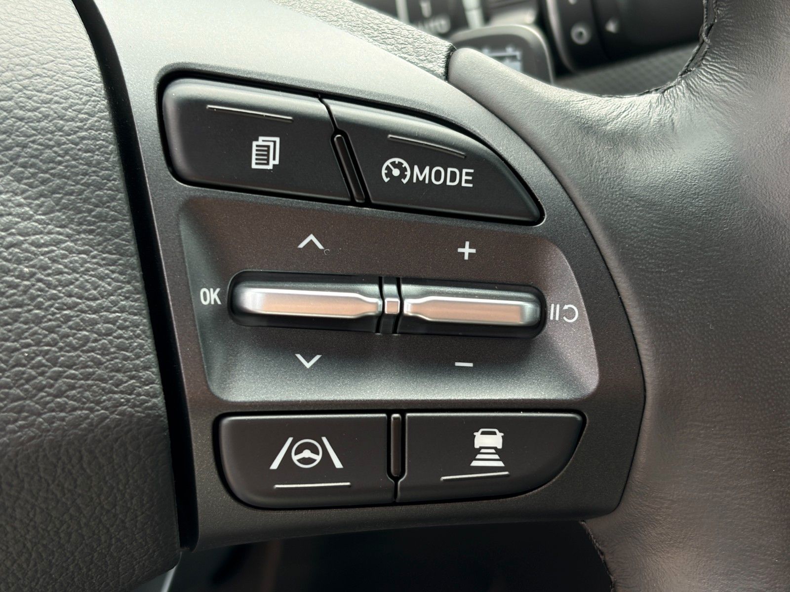 Fahrzeugabbildung Hyundai KONA E Trend ACC PDC CAM SHZ LHZ Navi CarPlay