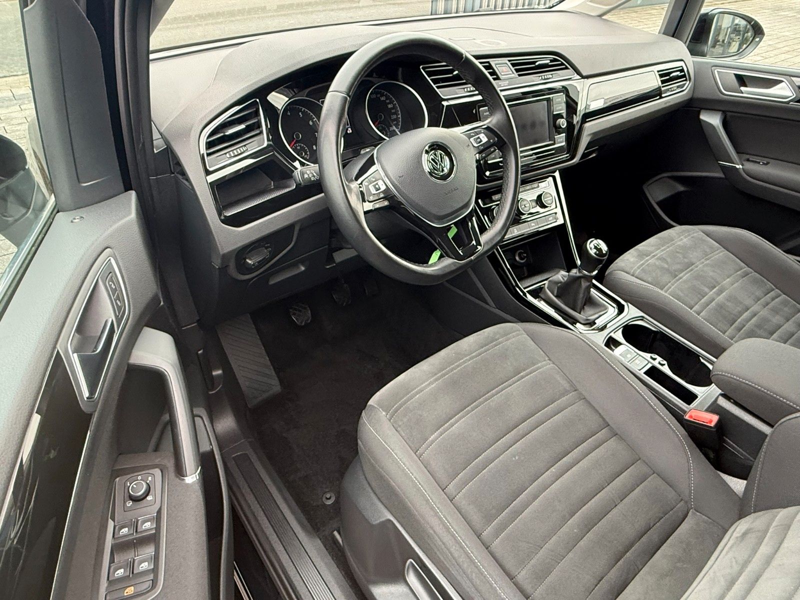 Fahrzeugabbildung Volkswagen Touran Highline BMT/Start-Stopp