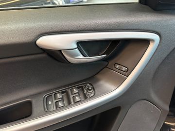 Volvo XC60 Momentum AWD *Xenon*Leder*