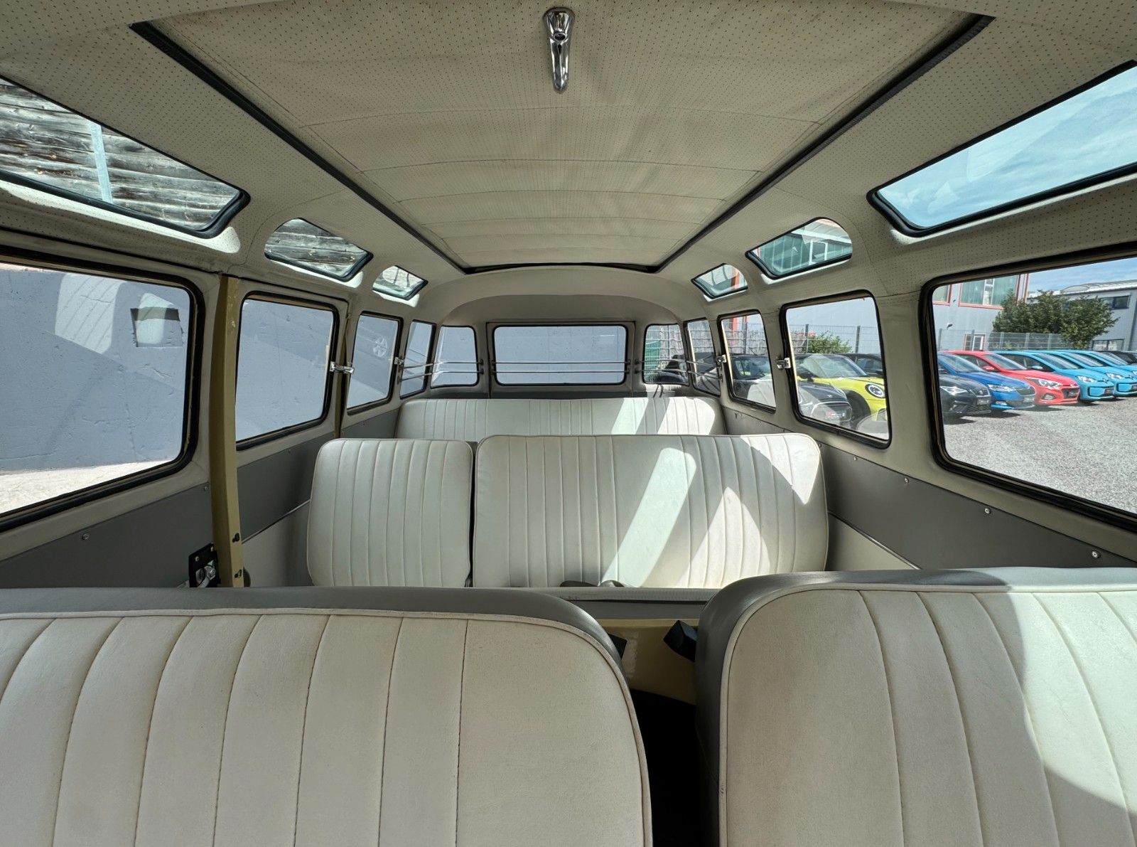 Fahrzeugabbildung Volkswagen T1 Samba 9-Sitzer Faltdach mit Panoramafenstern