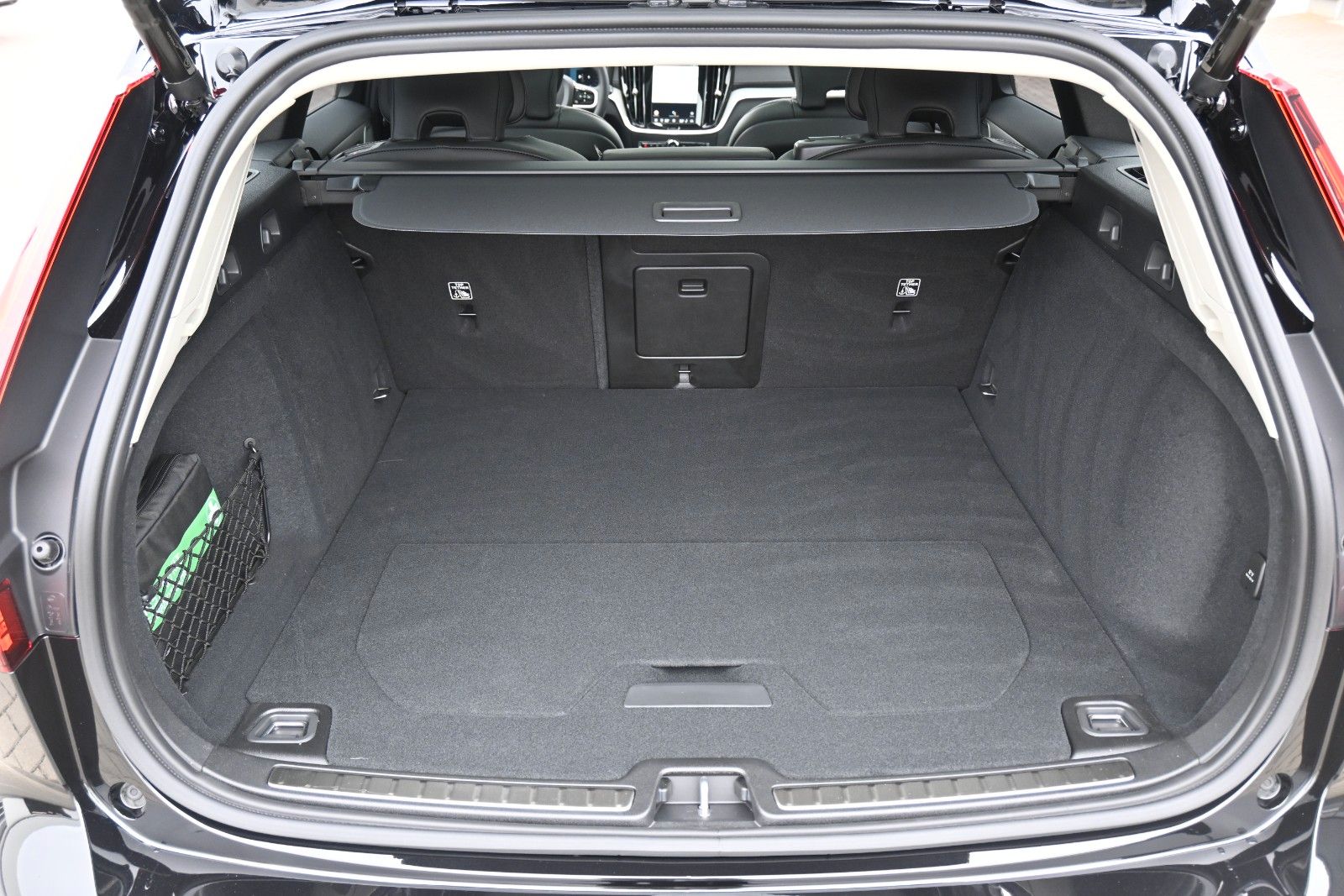 Fahrzeugabbildung Volvo V60 B4 DKG Ultra Dark*B&W*Massage*ACC*AHK*20"