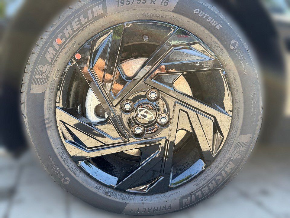 Fahrzeugabbildung Hyundai i20 1.0T 90PS DCT Blackline