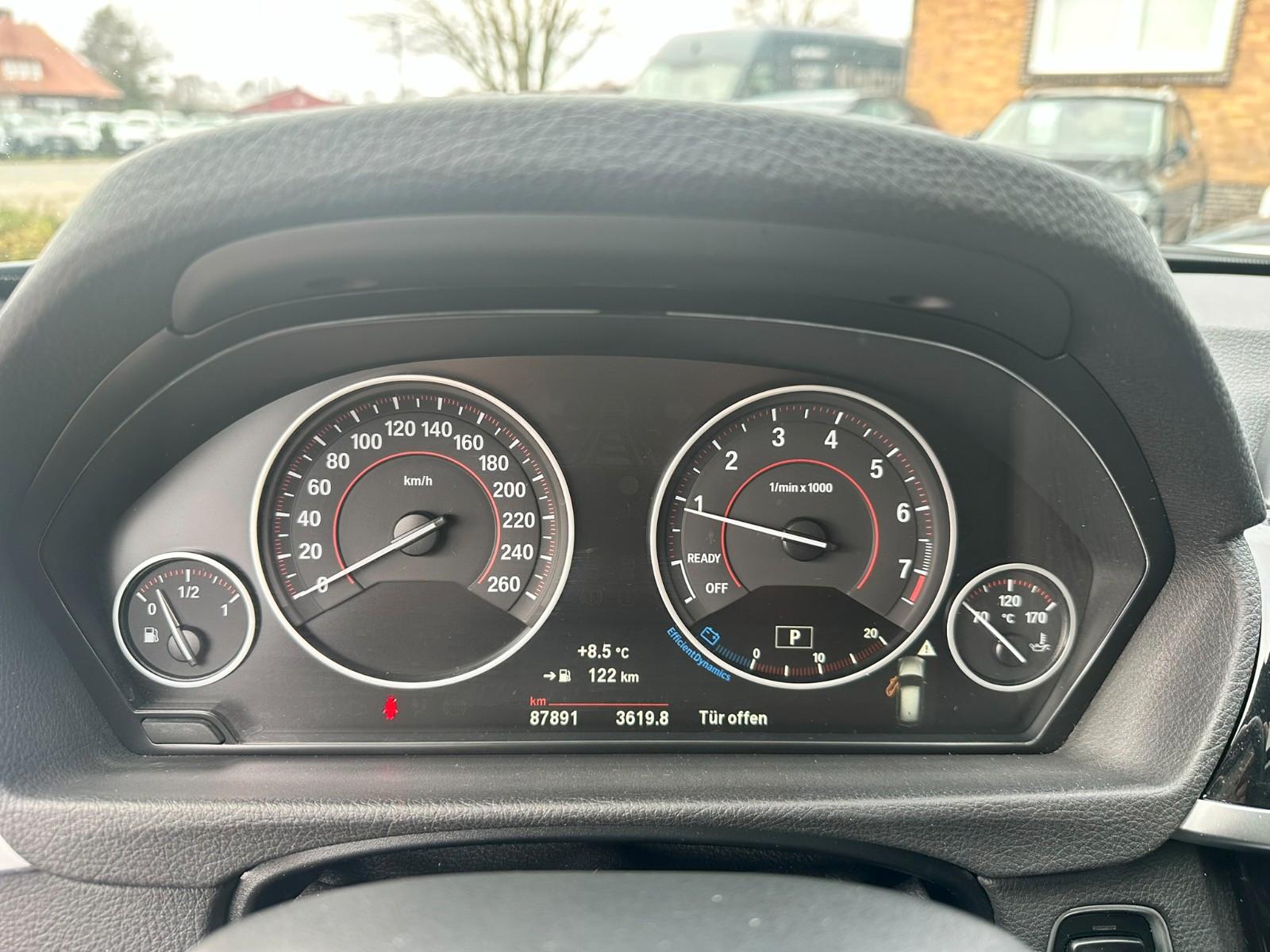 BMW Touring 318 i Sport Line TMP SZH LED NAVI PANO
