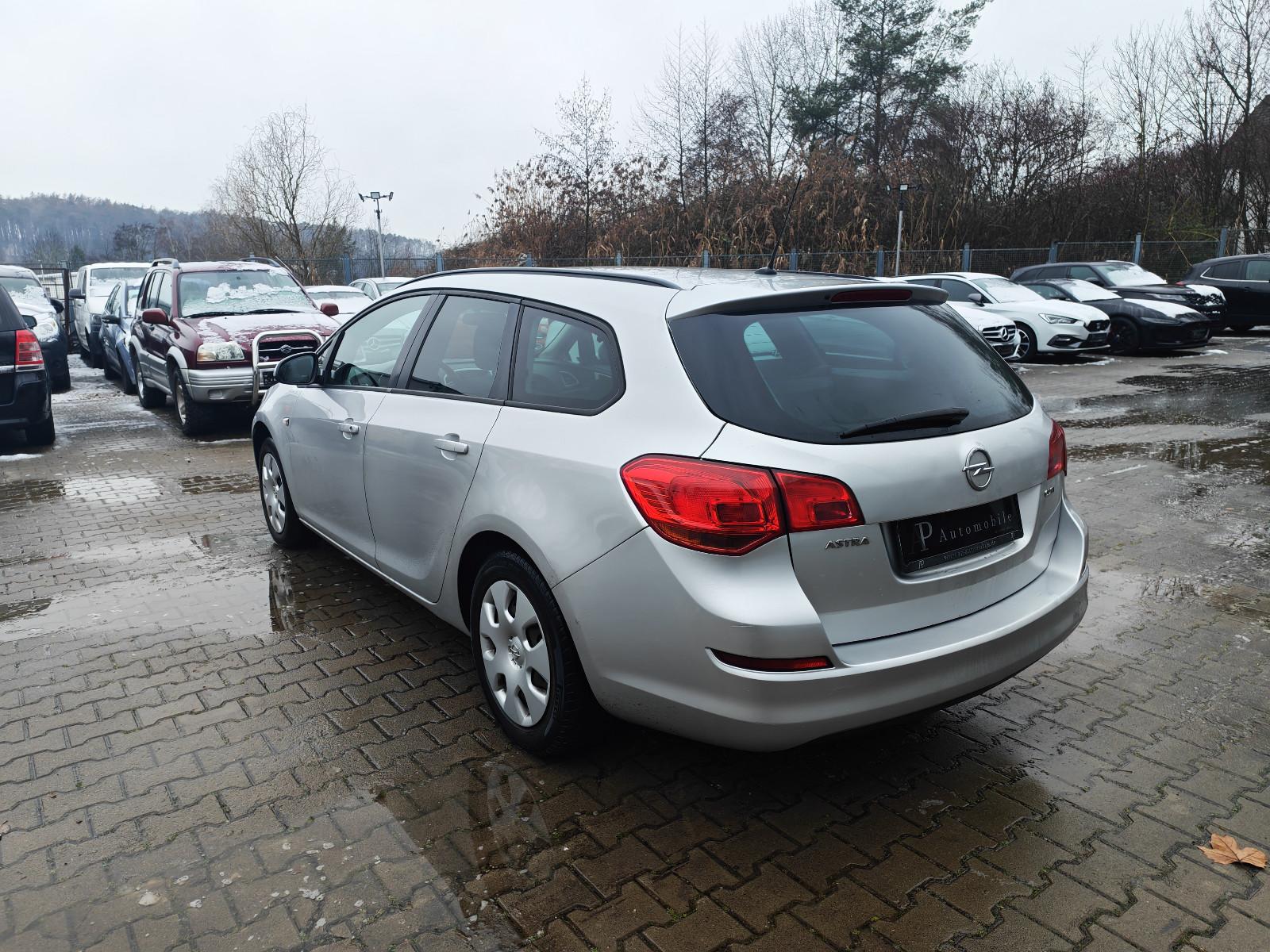Opel Astra 2011 — photo 8