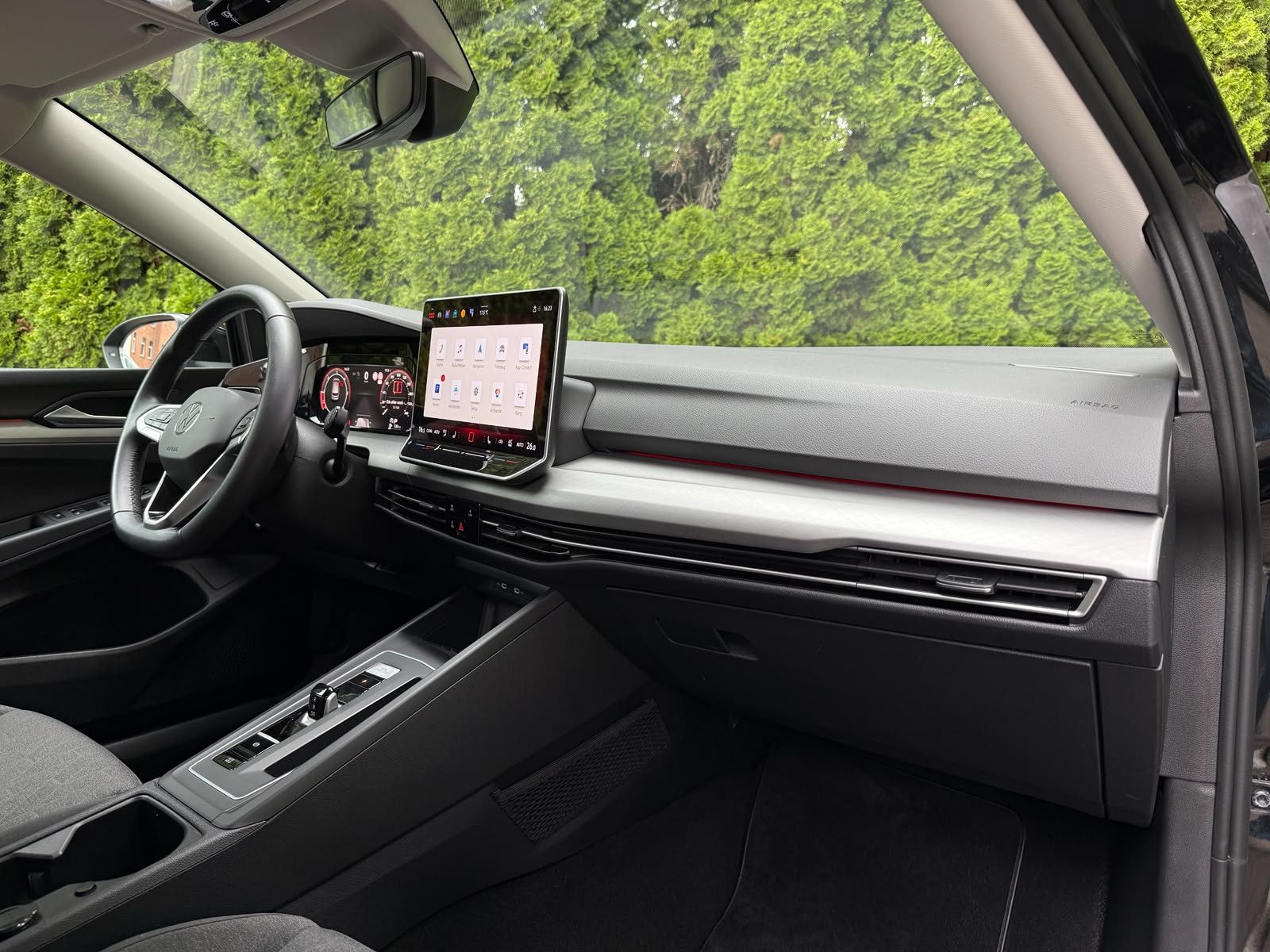 Fahrzeugabbildung Volkswagen Golf 2.0 TDI DSG LIFE LED+KAM+ACC+SHZ+CARPL+AMBI