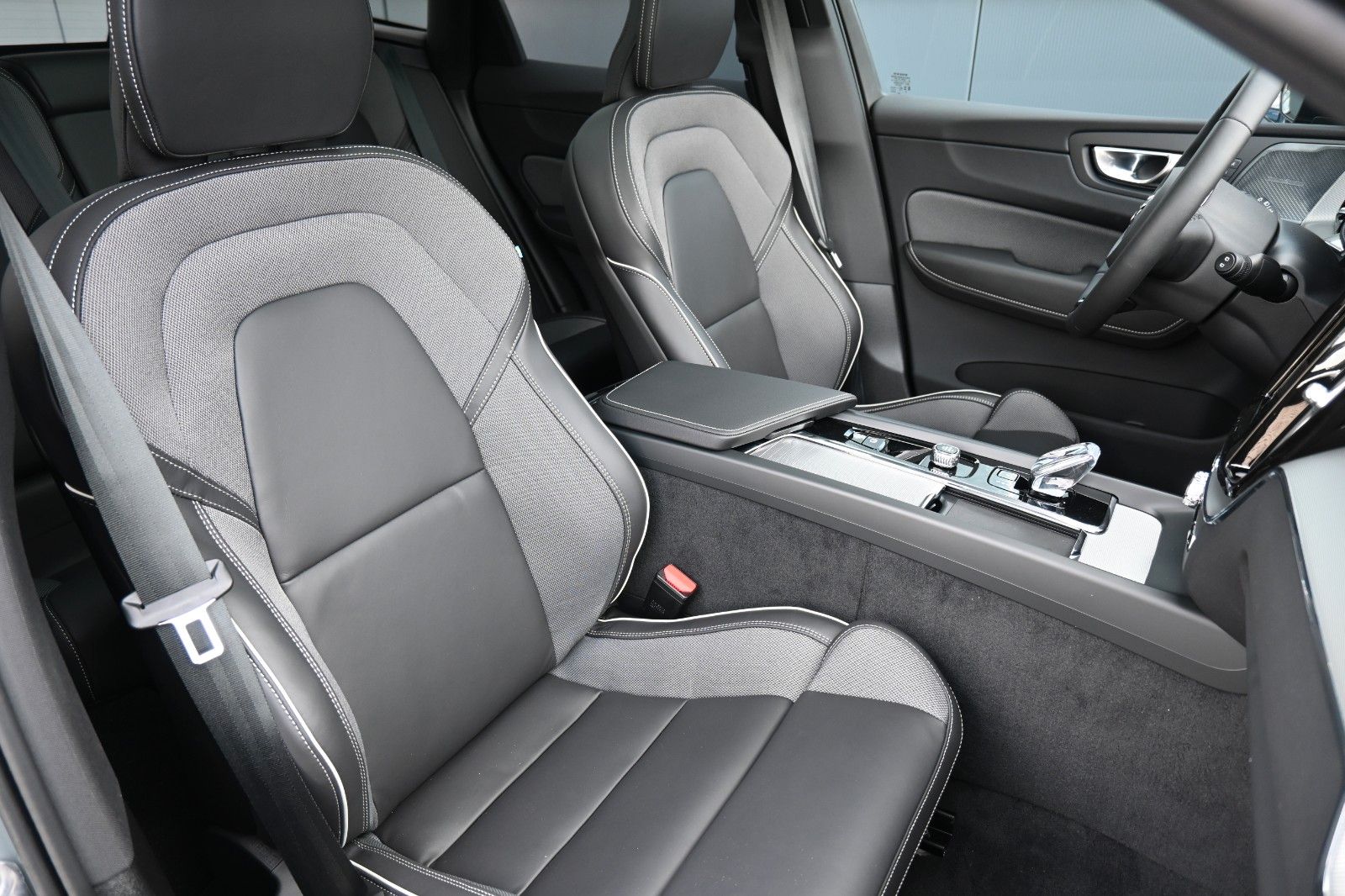 Fahrzeugabbildung Volvo XC60 B5 AWD Autom. Ultra Dark*360°*LUFT*ACC*AHK