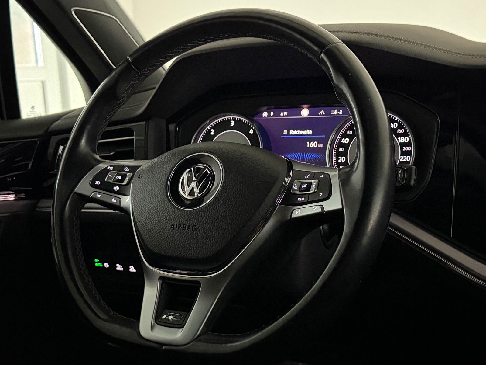 Fahrzeugabbildung Volkswagen Touareg 4Motion R-LINE/DAB+/MATRIX IQ/AHK/21 ZO