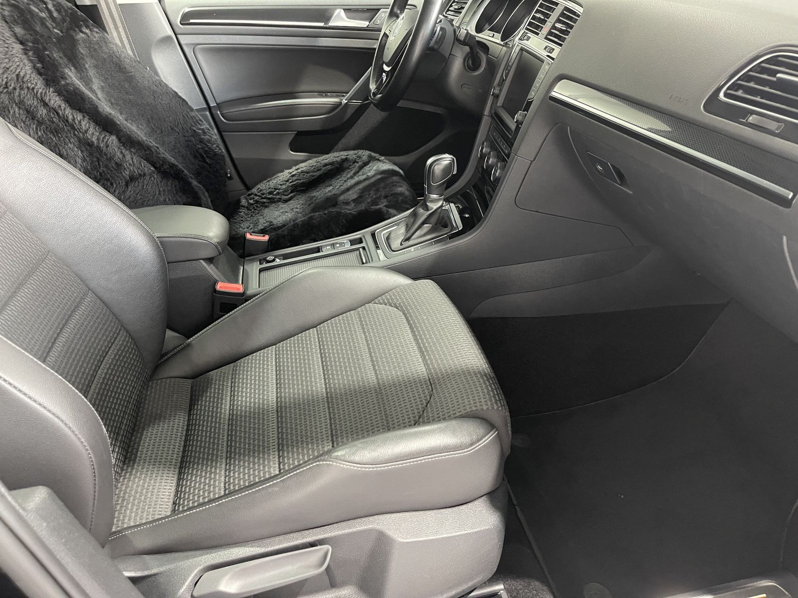 Fahrzeugabbildung Volkswagen Golf R-Line 2.0 TDI*SoftClose*LED*Cam*AHK*DVD*