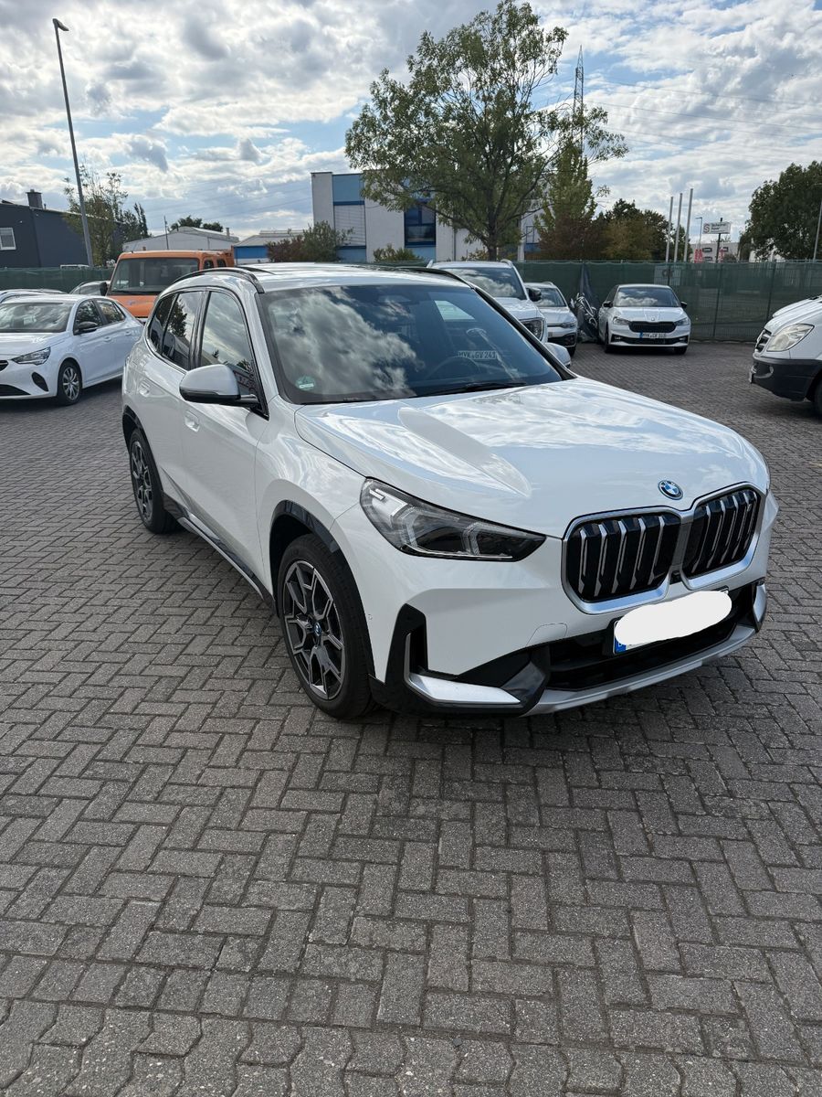 BMW iX1 30 xDRIVE xLINE PANO 19 LEDER AHK LED foto 10