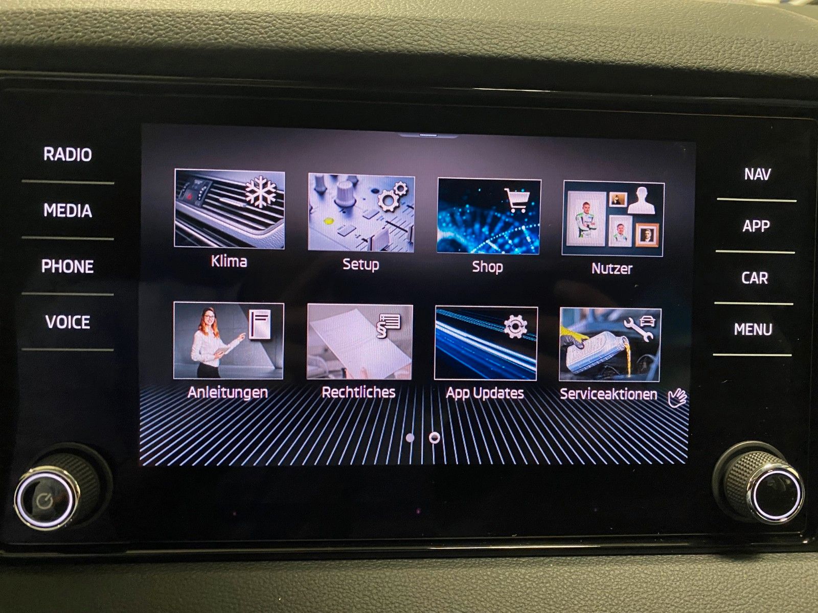 Fahrzeugabbildung SKODA Karoq 1.5 TSI DSG Selection+AHK schwenk.+KAMERA+