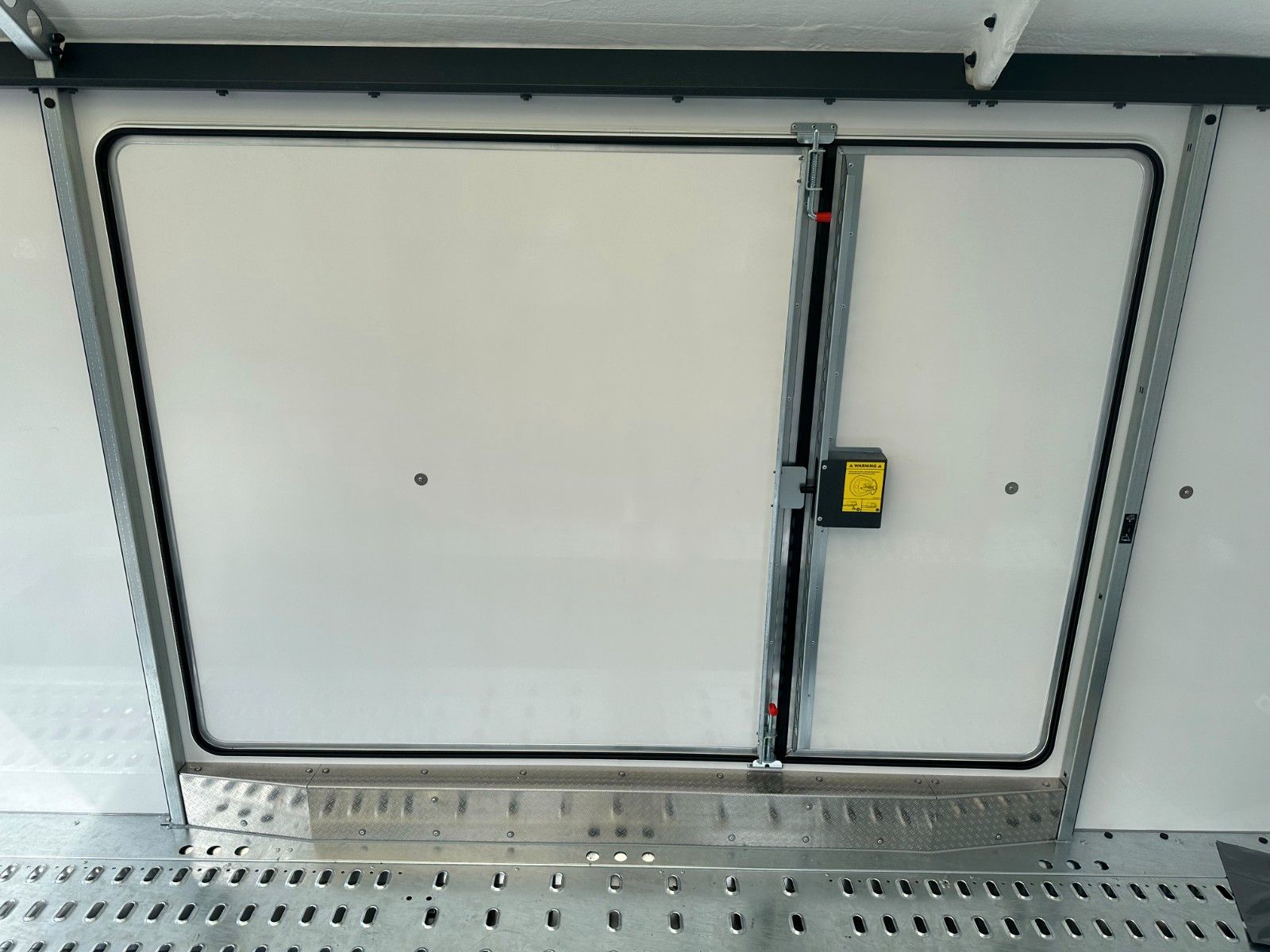 Fahrzeugabbildung Brian James Race Sport / Länge: 5,03 m / 3.000 kg