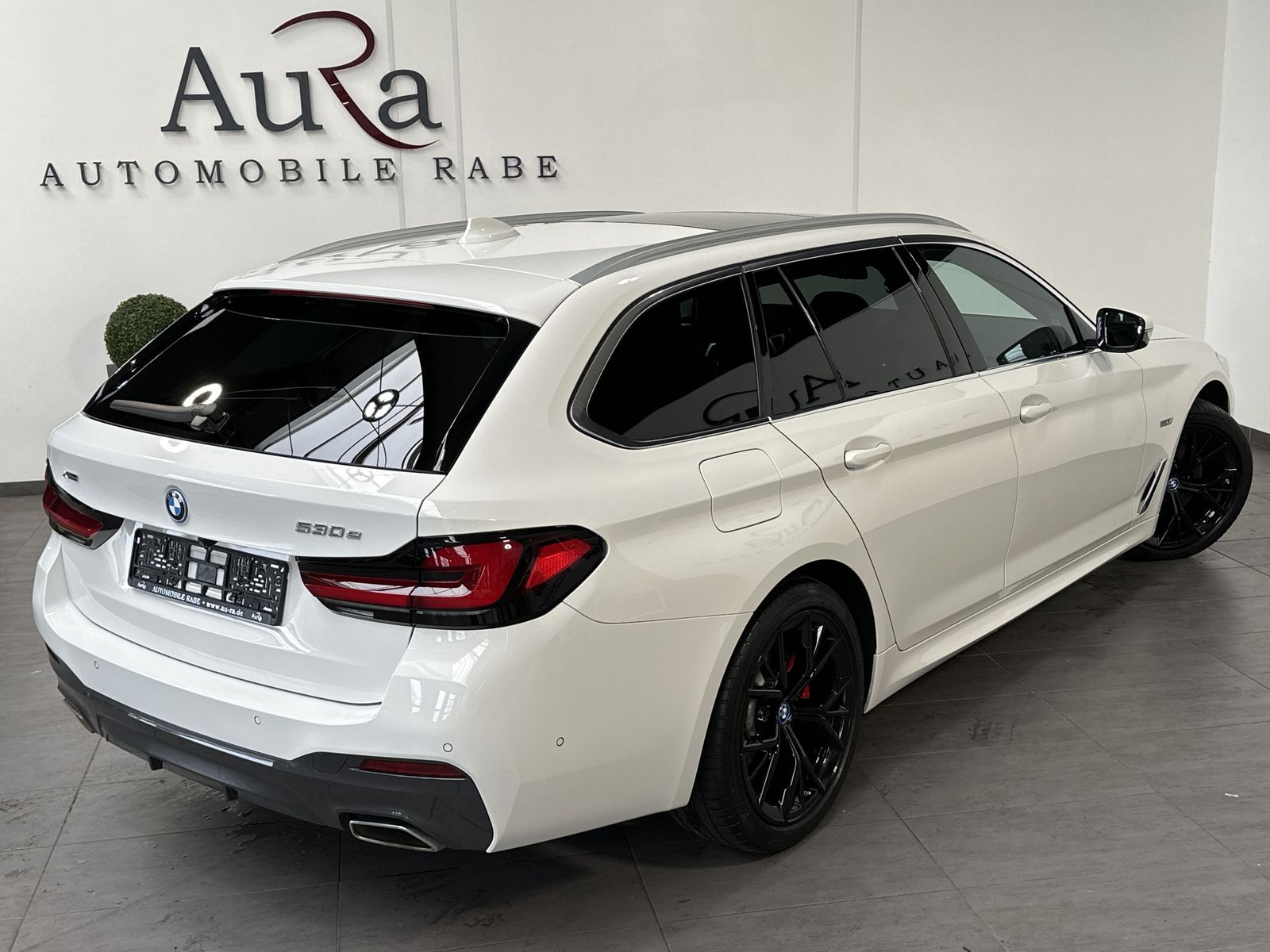 Fahrzeugabbildung BMW 530e Touring xDrive M-Sport NAV+LED+KAM+CARPLAY