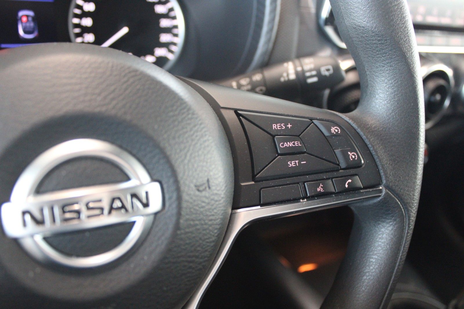 Fahrzeugabbildung Nissan JUKE ACENTA DAB NAVI LED Kamera SHZ aus 1.Hand