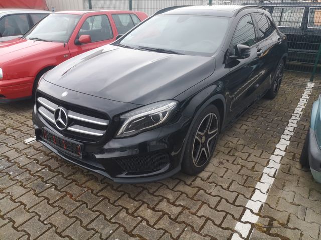 Mercedes-Benz GLA 180 AMG Line Panorama