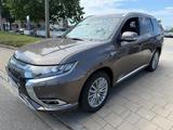 Mitsubishi Plug-in Hybrid Outlander PHEV Intro Edition 4WD - Mitsubishi Plug-in Hybrid Outlander: Braun, mit Navigationssystem