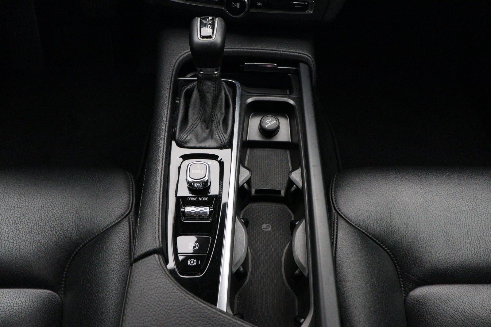 Fahrzeugabbildung Volvo V90 D4 2.0 Kombi Momentum ACC  LED KAMERA