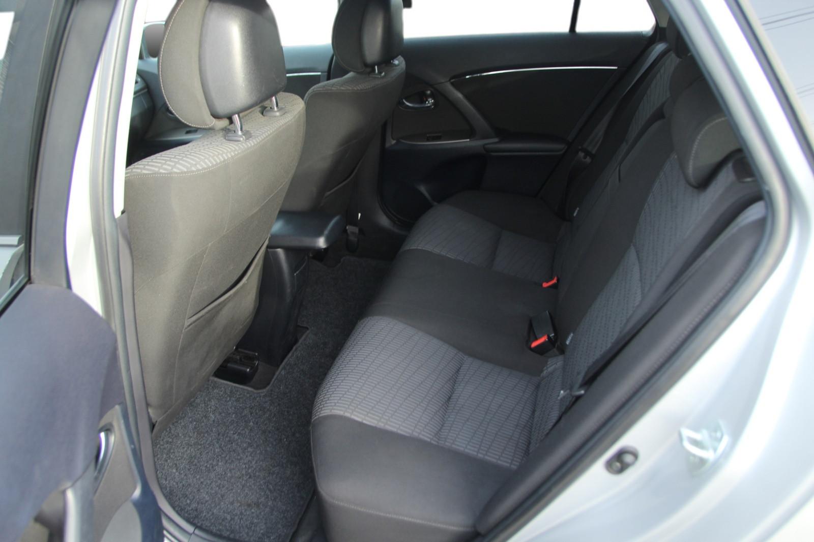 Toyota Avensis 2010 — photo 18