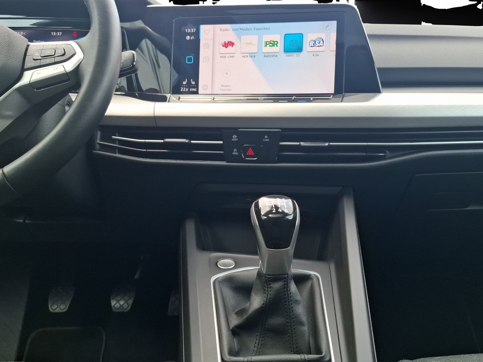 Fahrzeugabbildung Volkswagen Golf VIII TSI Life LED AHK STHZ ACC Navi Pano AI