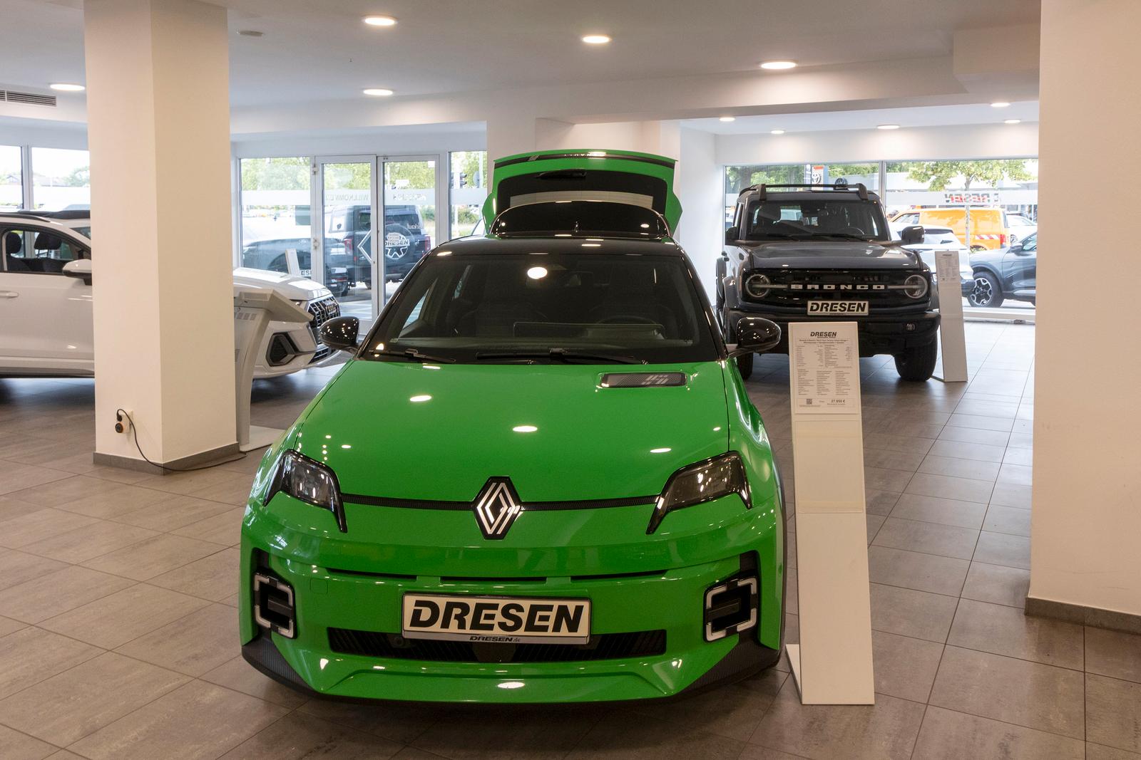 showroom-image-top