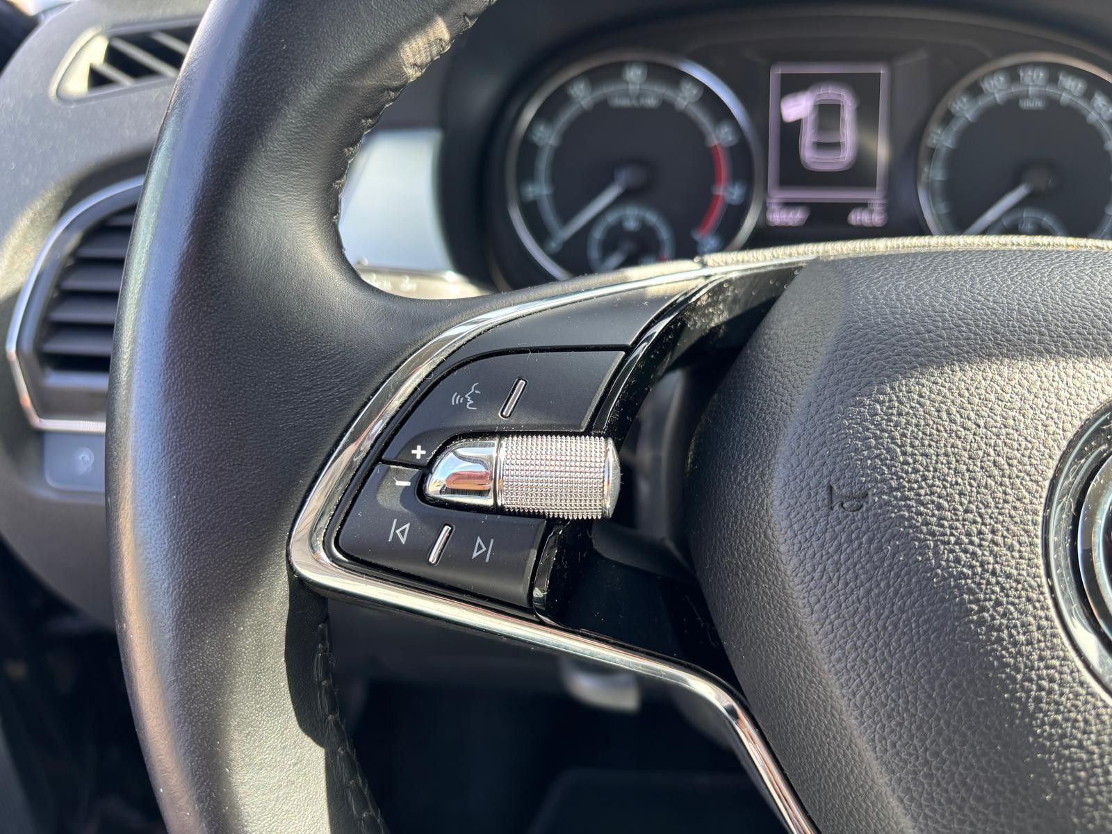 Fahrzeugabbildung SKODA Fabia Combi DSG BUSINESS-NAV-PDC-SHZ-APPS-TEMP