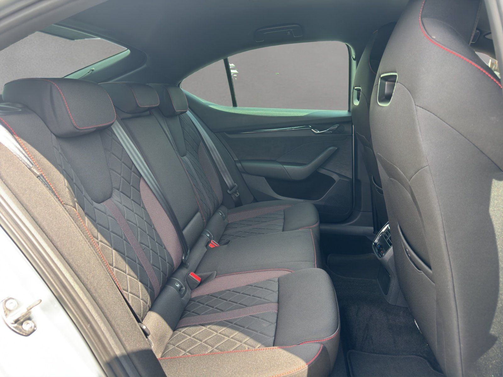 Fahrzeugabbildung SKODA Octavia 2.0 TDI DSG RS 4x4/AHK/KAMERA/ACC/SHZ/