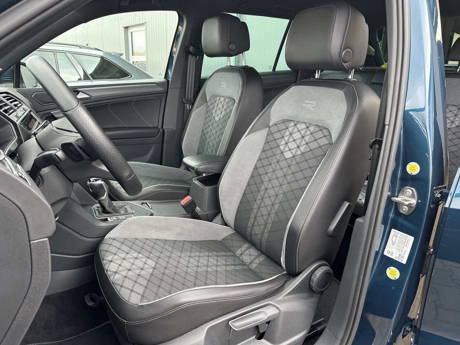 Fahrzeugabbildung Volkswagen Tiguan 2.0 TDI DSG R-Line NAV+MATRIX+AHK+ACC+KAM