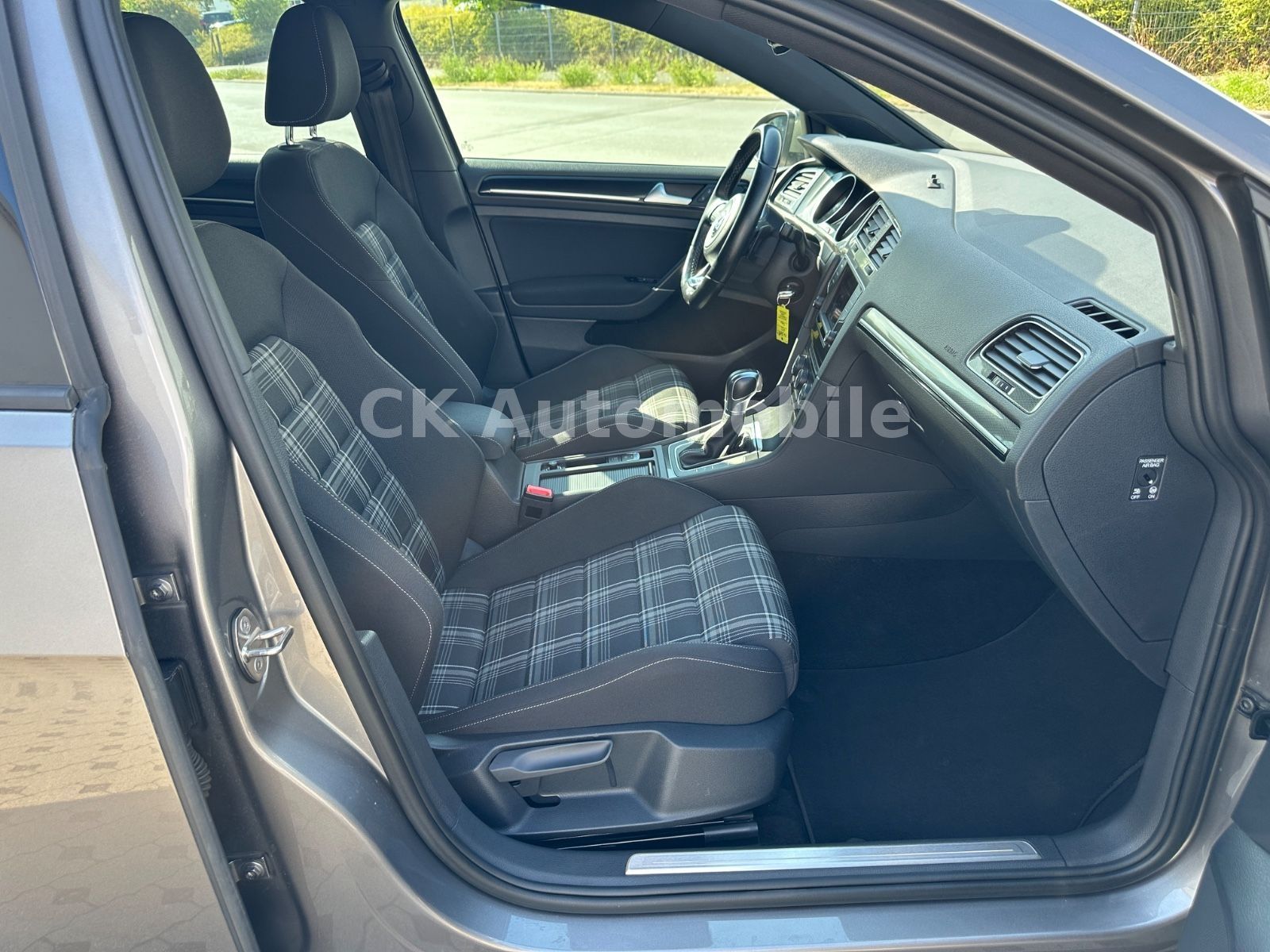 Fahrzeugabbildung Volkswagen Golf VII Lim. GTD BMT/DSG/Navi/Bi-Xenon/PDC