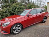 Mercedes-Benz 220 - Mercedes-Benz 220: Rot
