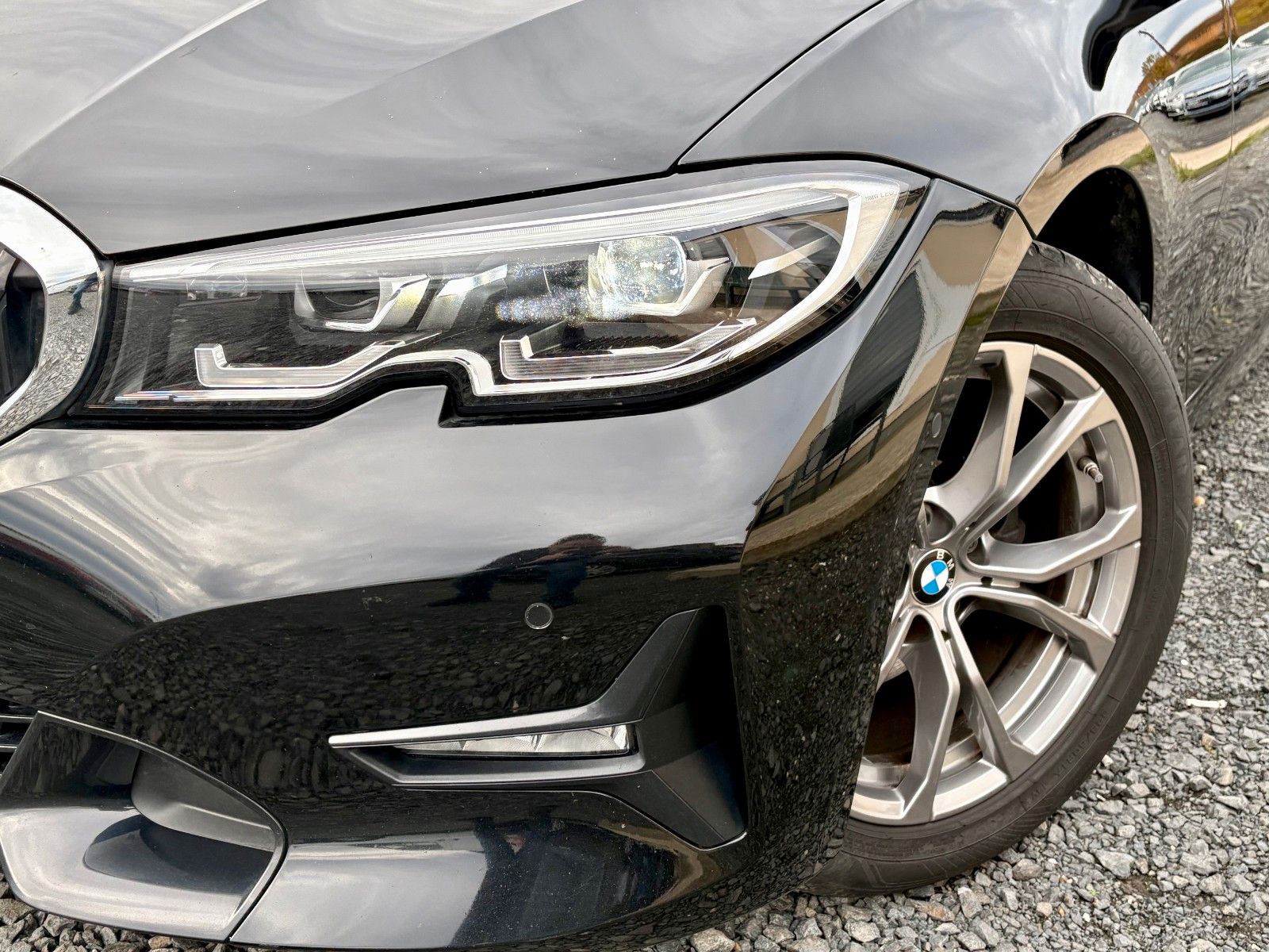 Fahrzeugabbildung BMW 318d Tour Aut. SPORT LINE Navi LED AHK Leder 1HD