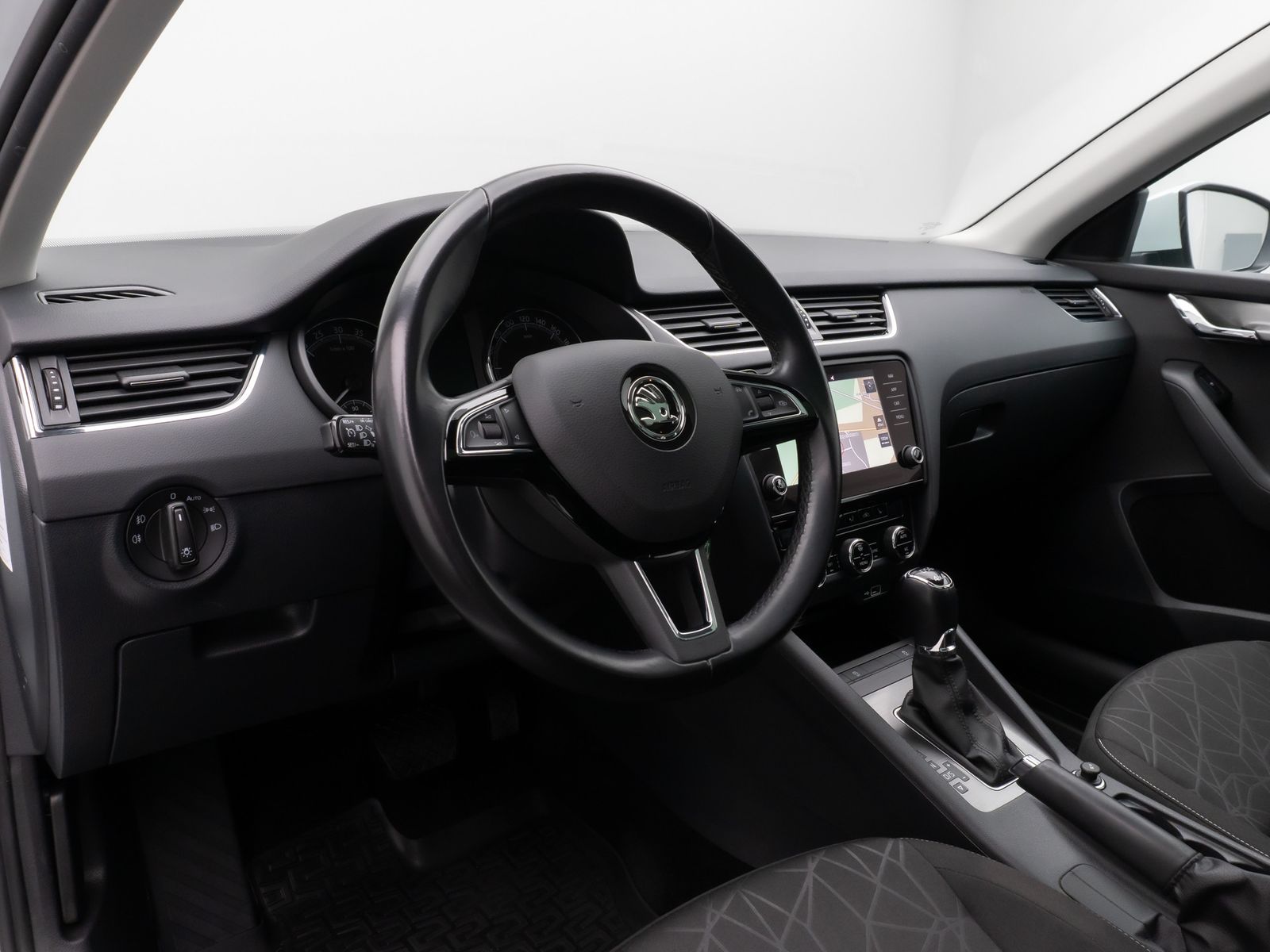 Fahrzeugabbildung SKODA Octavia Combi Clever 4x4 Aut. Panorama AHK 8Fach