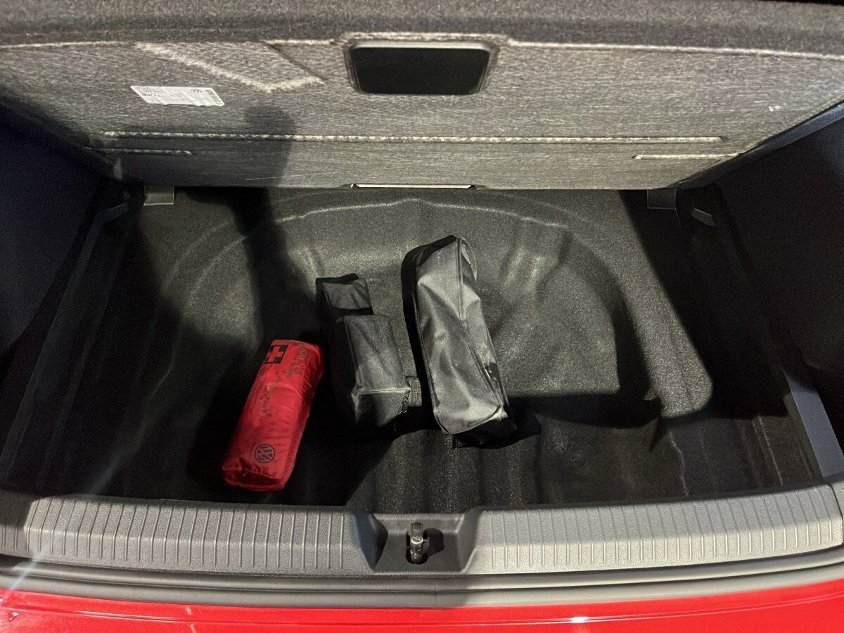 Fahrzeugabbildung Volkswagen Golf Active 1.5 TSI 6-Gang IQ.Light Navi Pano