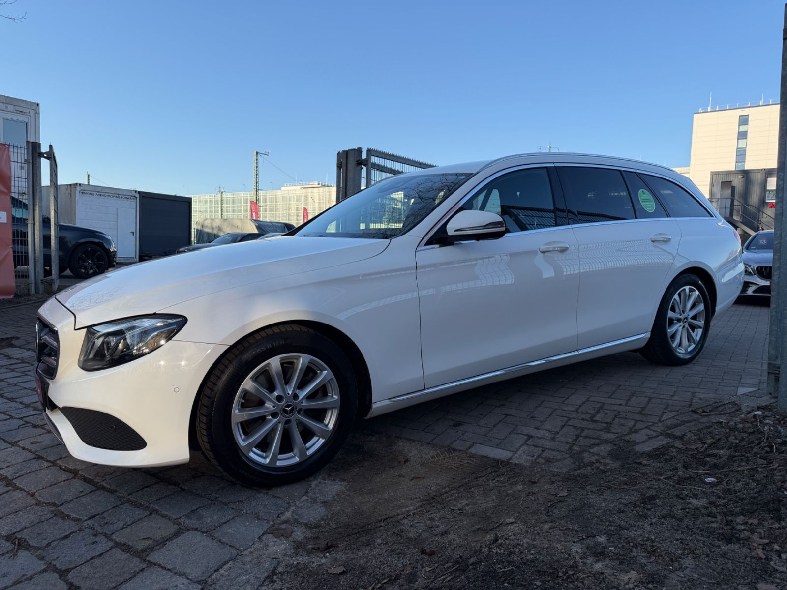 Fahrzeugabbildung Mercedes-Benz E 220 4Matic*MULTIBEAM*360°KAMERA*WIDESCREEN*PDC