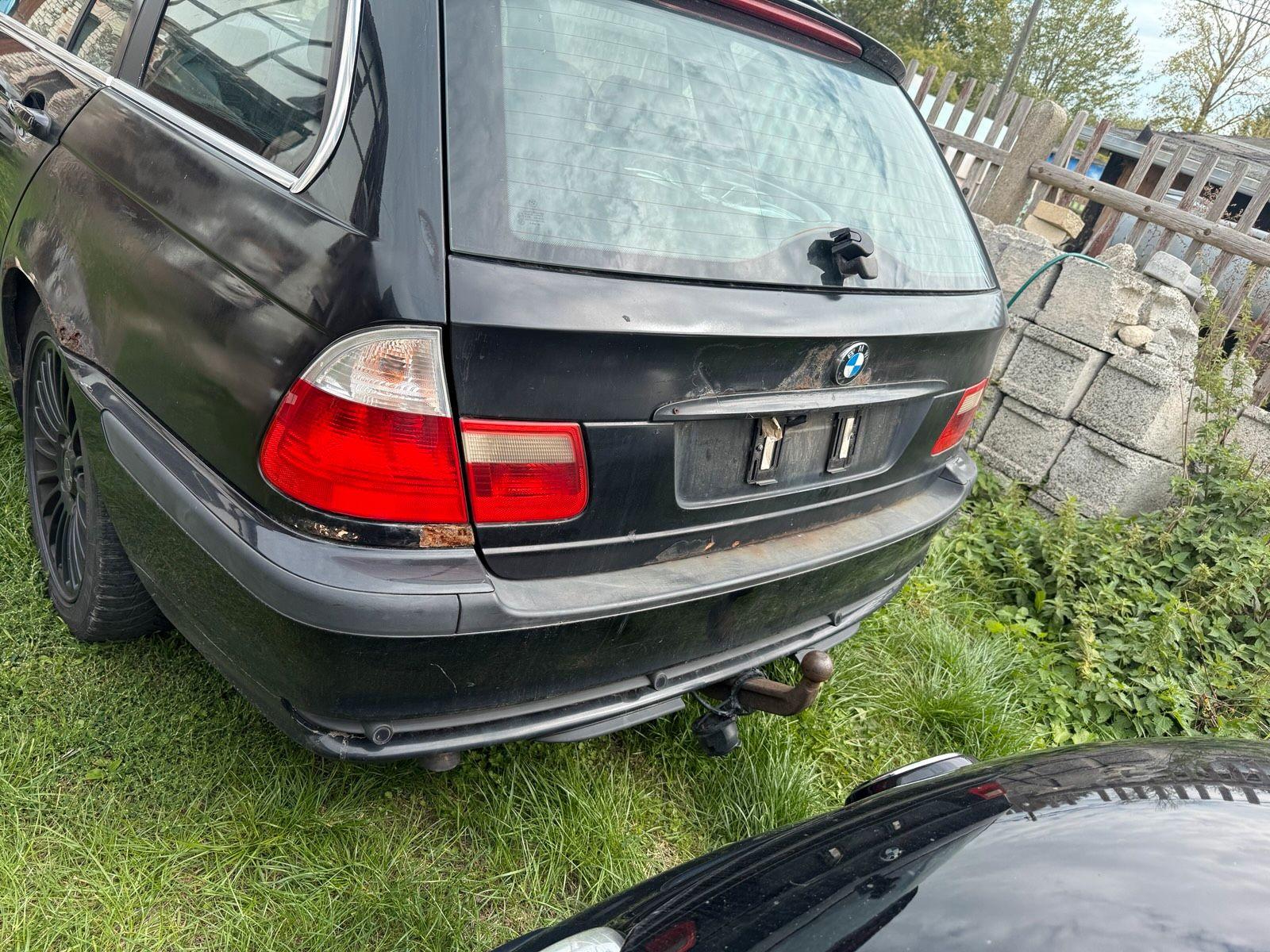 BMW 320 2004 — rear view