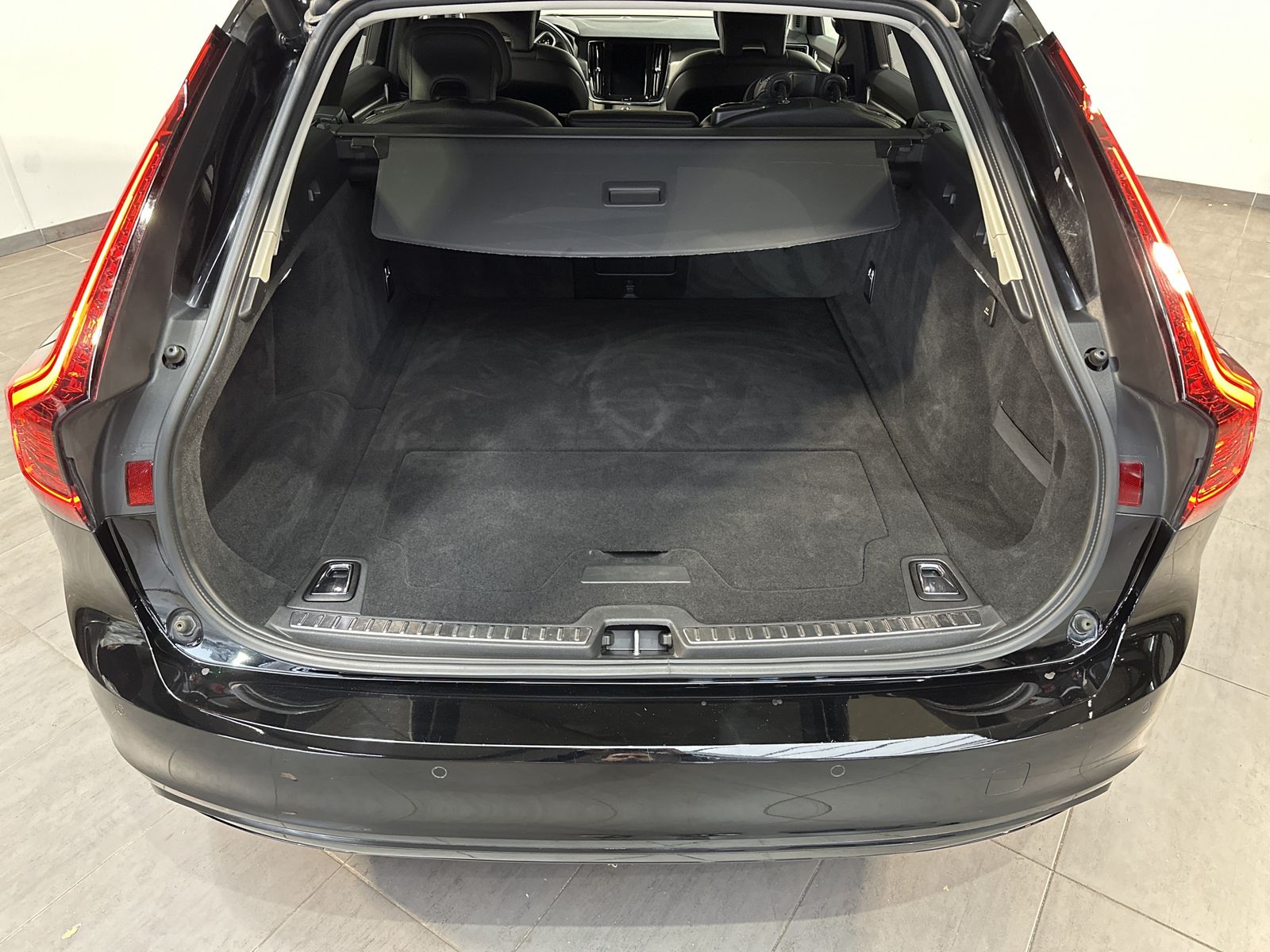 Fahrzeugabbildung Volvo V90 T6 Hybrid AWD R-Design NAV+LED+KAMERA+H&K+VC