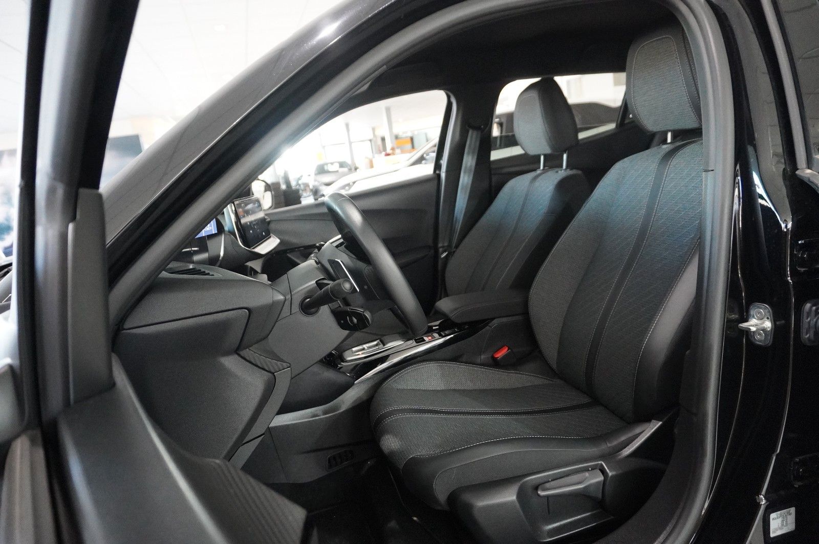 Fahrzeugabbildung Peugeot 2008 1.2 HYBRID ALLURE E-DSC NAVI/LED/SPORT/VIRT