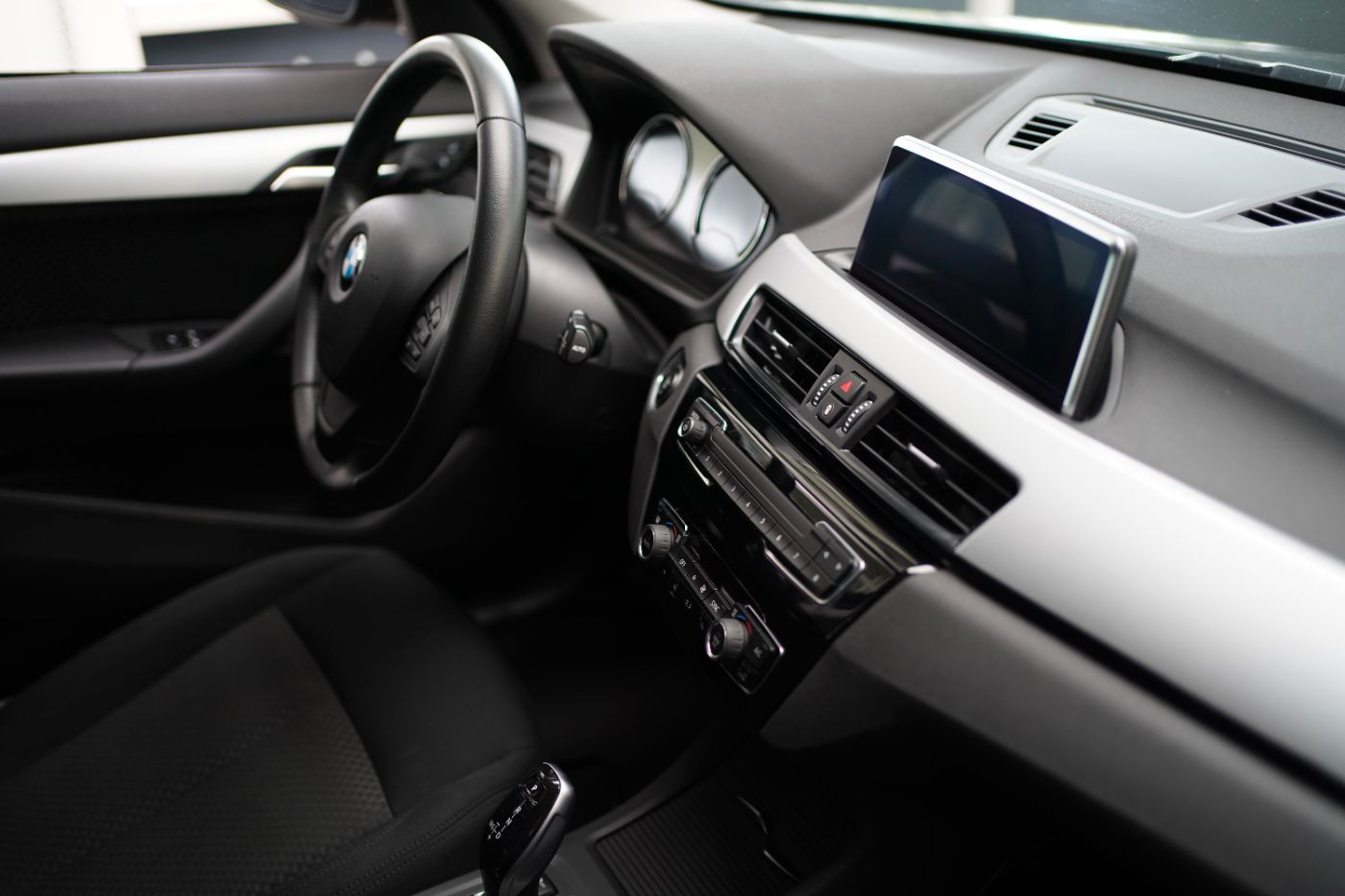 Fahrzeugabbildung BMW X1 20iA Advantage +Sitzheizung+17''LMR+Navi+PDC+