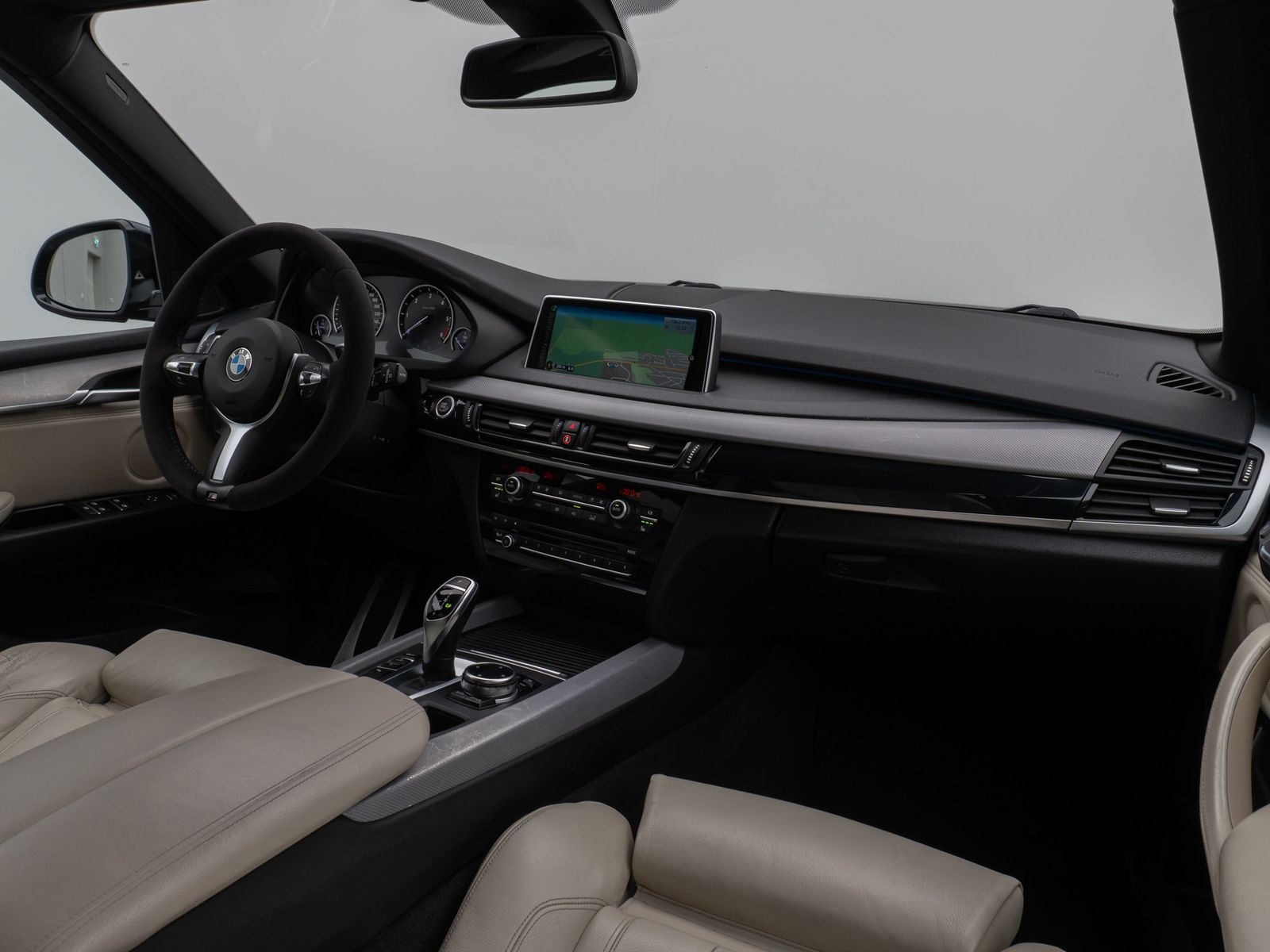 Fahrzeugabbildung BMW X5 xD30d M Sport HUD HiFi NaviPro PDC LED Leder