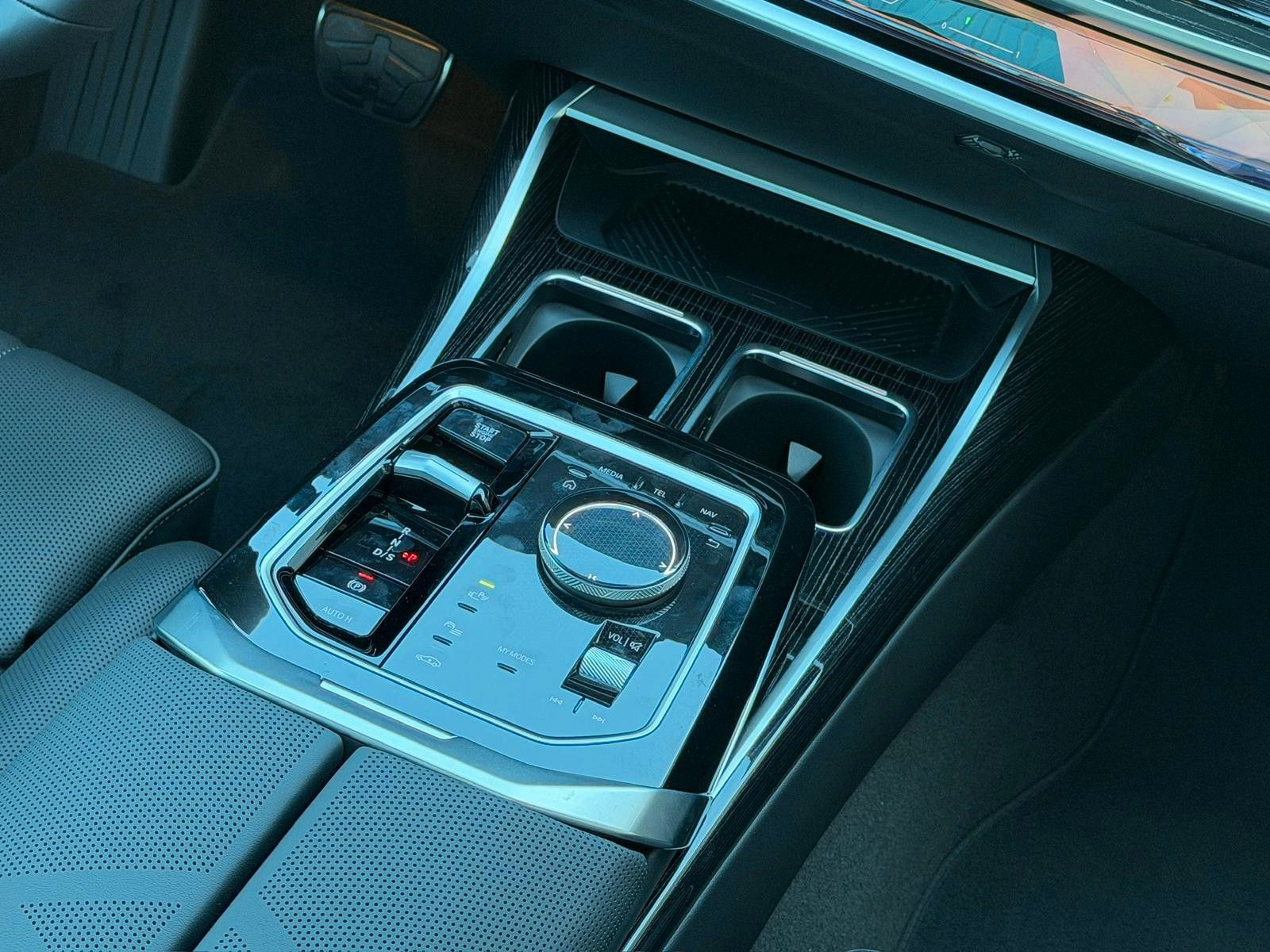 Fahrzeugabbildung BMW 740 d xDrive M Sport Pro*B&W*MASS*PAN*STHZ*CON*
