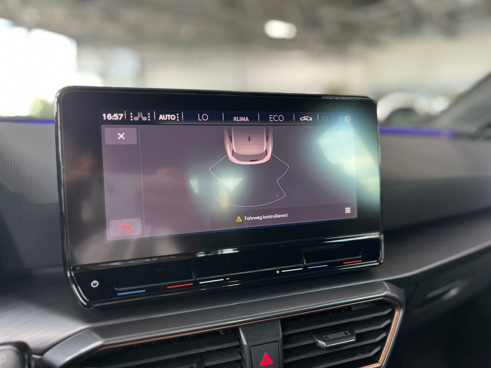 Fahrzeugabbildung CUPRA Leon VZ e-Hybrid LED ACC NAV RFK SHZ 19"