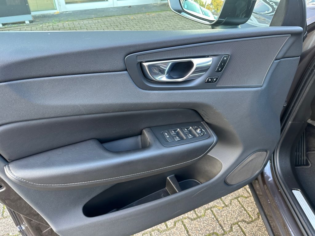 VOLVO XC60 B4 D Plus Bright,Fahreras.,Nappa,AHK,STHZ. VOLVO XC60 B4 D Plus Bright,Fahreras.,Nappa,AHK,STHZ.