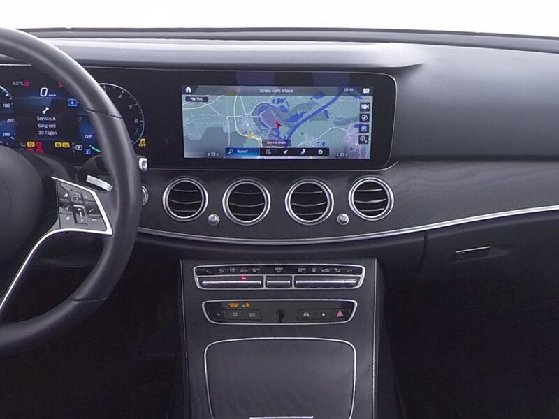Fahrzeugabbildung Mercedes-Benz E 300 de T 4M DISTR*AHK*PANO*MEMO*360°KAM*MULTIB