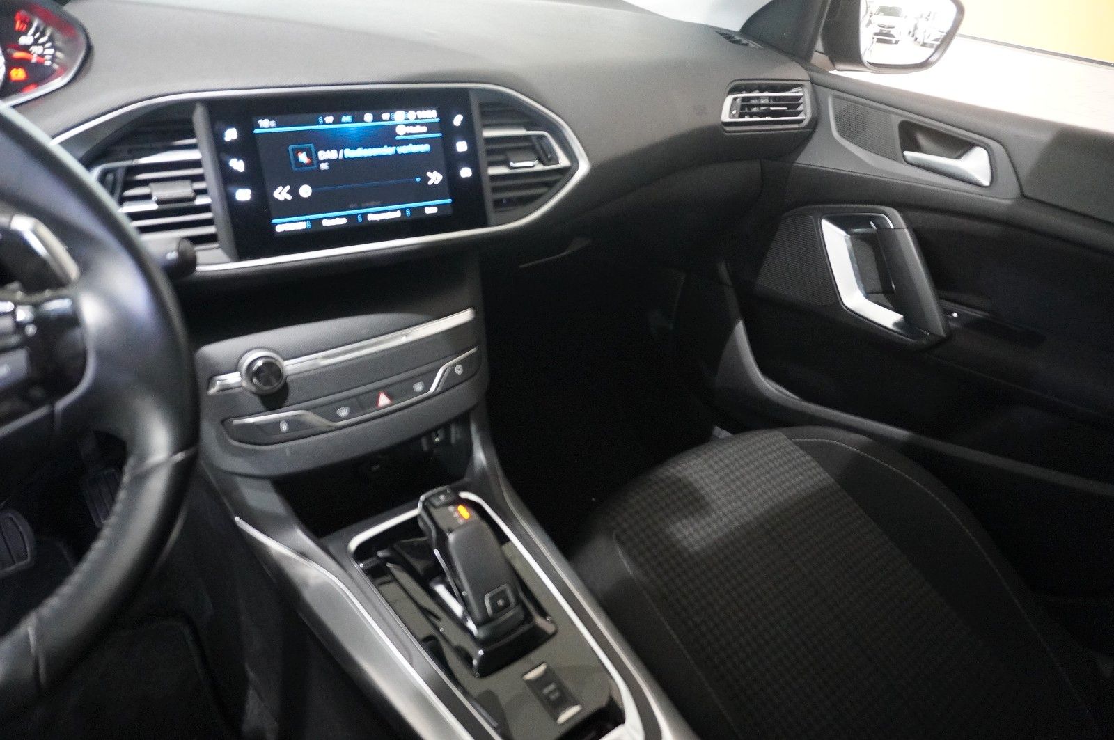 Fahrzeugabbildung Peugeot 308 LIM. 1.2T ACTIVE PACK NAVI/LED/TEMP./DAB+