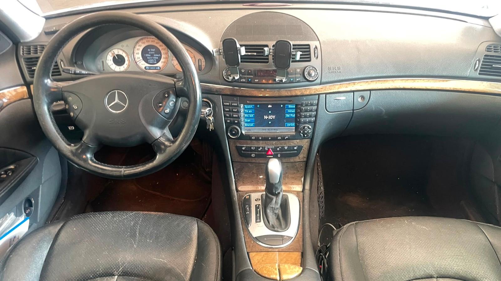 Mercedes-Benz E320 2004 — photo 8
