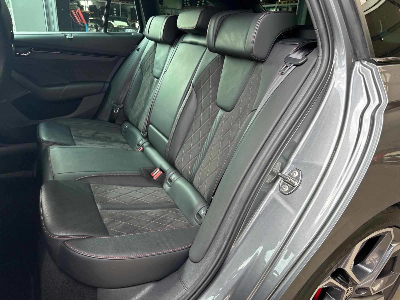 Fahrzeugabbildung SKODA Octavia Combi RS Plus NAV+MATRIX+AHK+ACC+HUD+1HD
