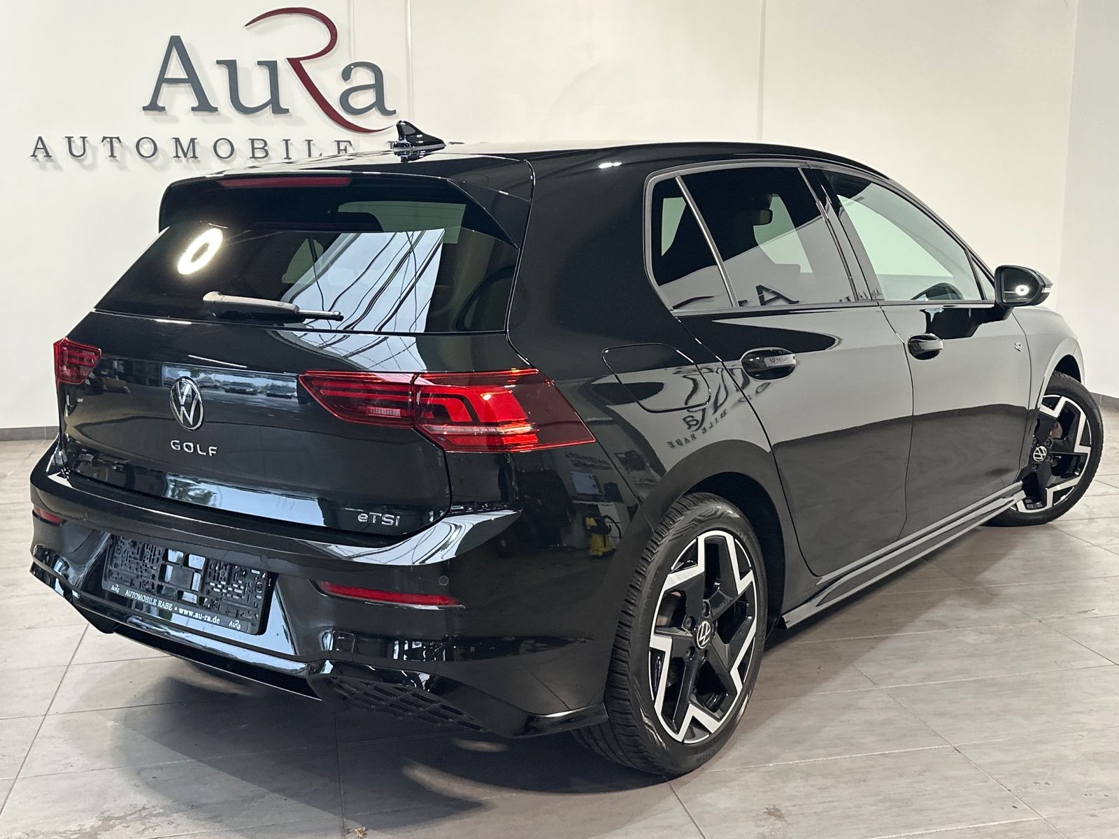Fahrzeugabbildung Volkswagen Golf 1.5 eTSI R-Line LED+KAM+SHZ+KEYLESS+17ZOLL