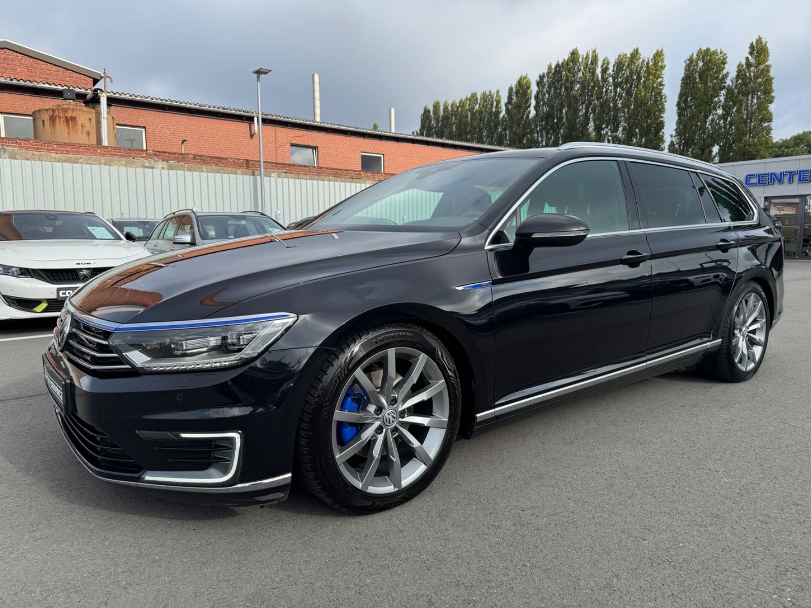 Volkswagen Passat - 1
