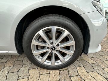 Fahrzeugabbildung Mercedes-Benz E 250 Limousine Avantgarde Pano