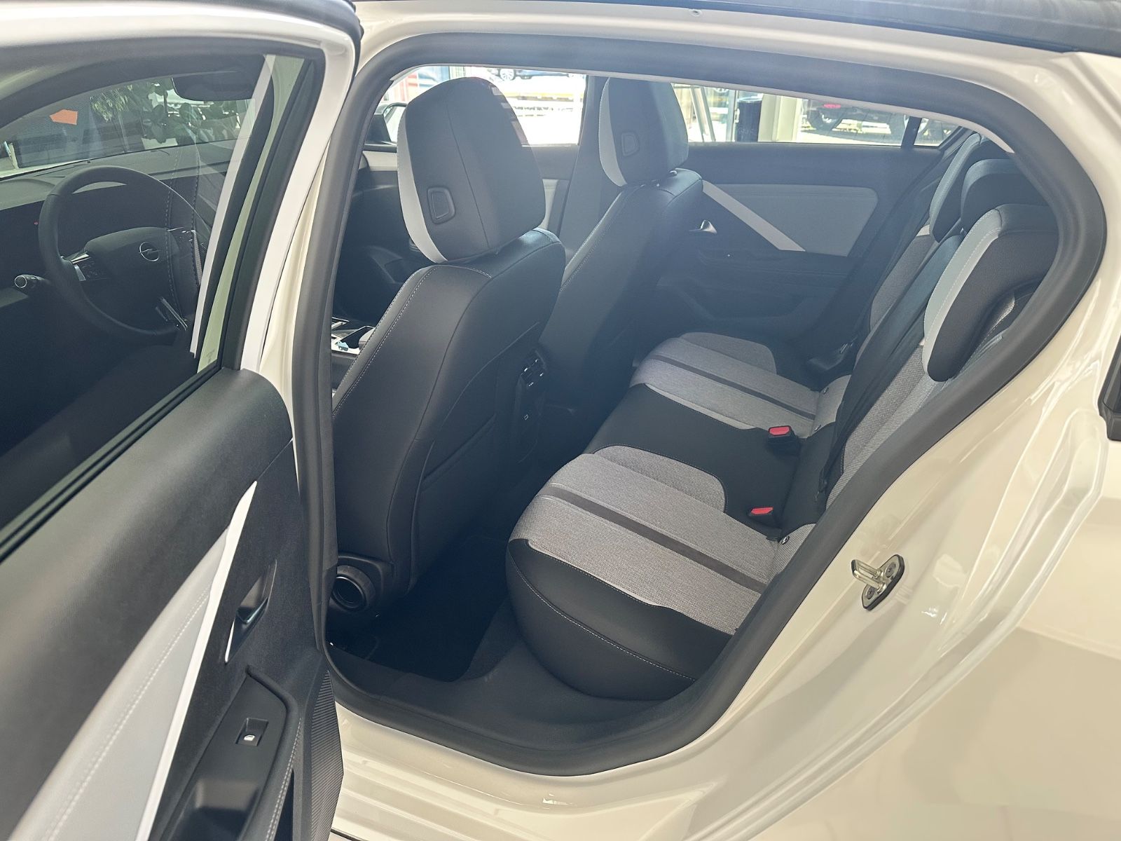 Fahrzeugabbildung Opel Astra L Lim. 5-trg. Elegance*SHZ*LHZ*RFK*PDC